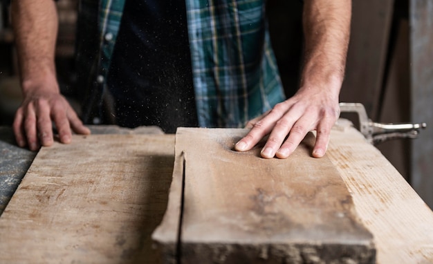 Mann, der mit Holz in der Werkstatt arbeitet