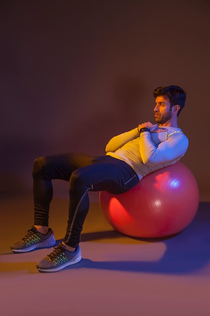 Mann, der mit pilates Ball ausarbeitet