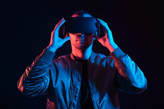 Mann, der mittlere Aufnahme der virtuellen Realität erlebt