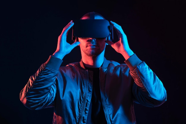 Mann, der mittlere Aufnahme der virtuellen Realität erlebt