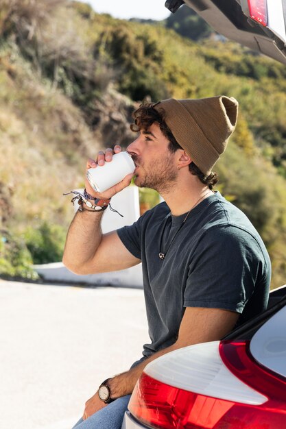 Mann, der mittleren Schuss Soda trinkt