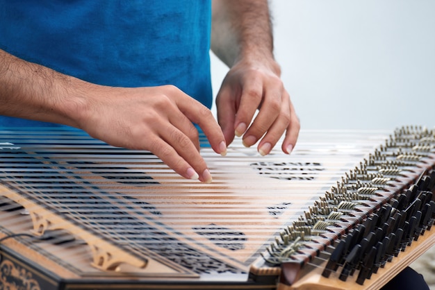 Kostenloses Foto mann, der musik an einem instrument spielt