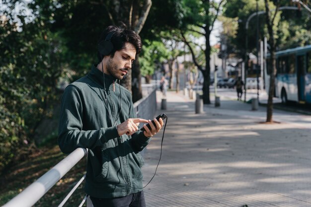 Mann, der Musik mit Smartphone hört