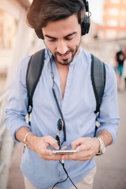 Mann, der Musik mit Smartphone hört