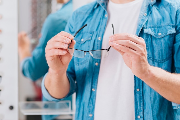 Mann, der nach neuen Gläsern am Optometriker sucht