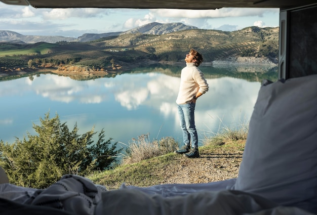 Mann, der Natur während eines Roadtrips bewundert