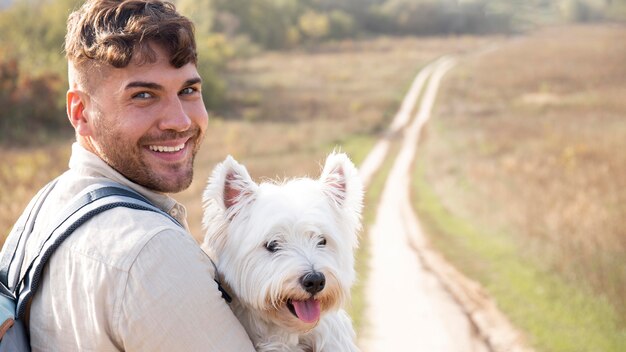 Mann, der niedlichen Hund mittlerer Schuss hält