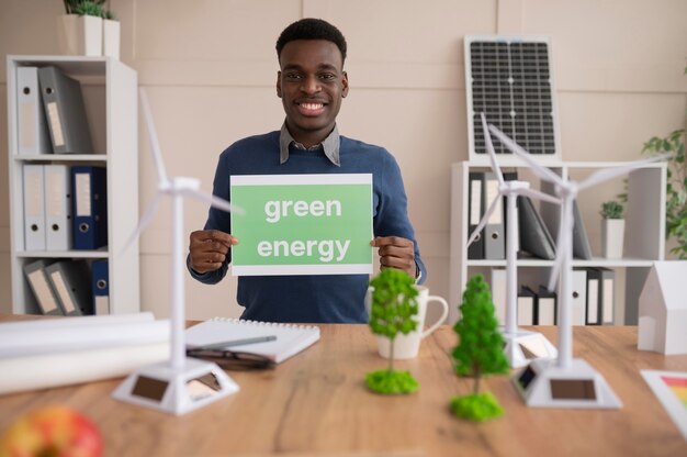 Mann, der Papier mit grüner Energie hält