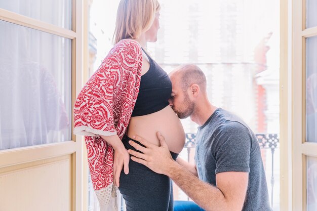 Mann, der schwangere Frau küsst