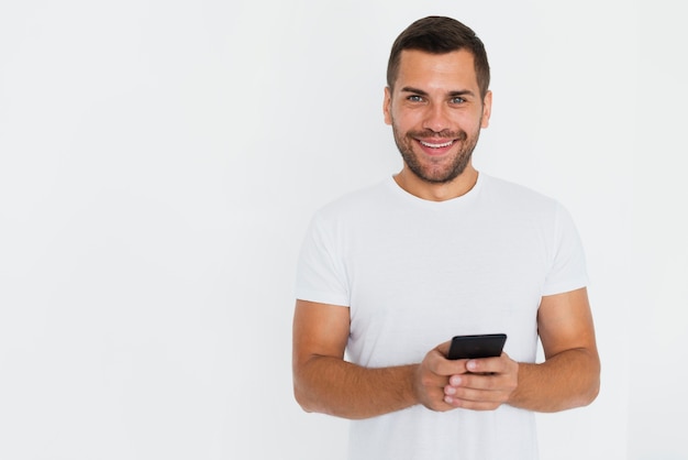 Mann, der sein Telefon in den Händen und im weißen Hintergrund hat