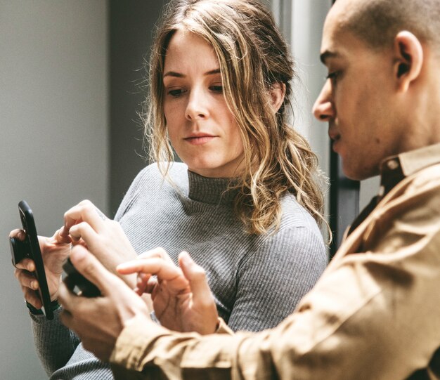 Mann, der seinem Freund seinen Smartphone zeigt