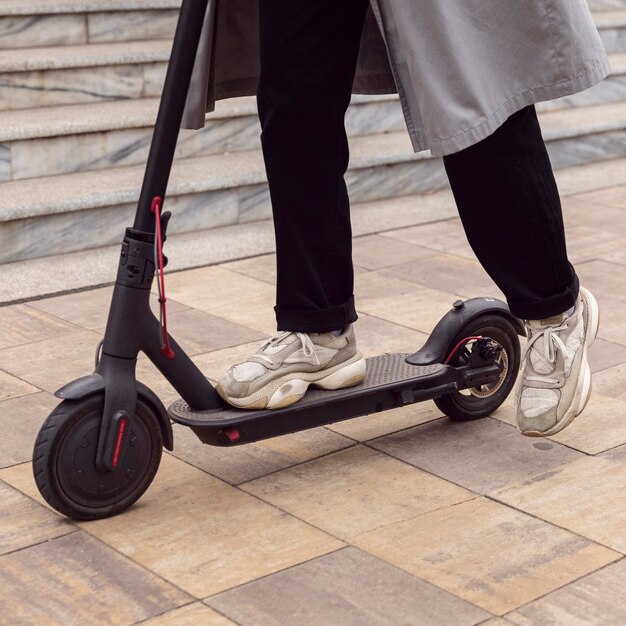 Mann, der seinen Elektroroller in der Stadt reitet