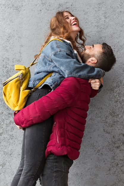 Kostenloses Foto mann, der seinen mittleren schuss der frau anhebt