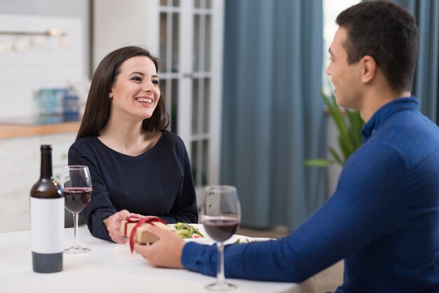 Mann, der seiner Freundin ein Geschenk zum Valentinstag gibt