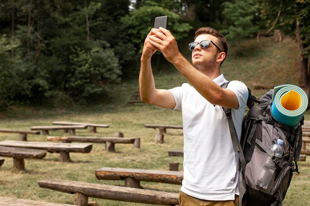 Kostenloses Foto mann, der selfie auf reisen nimmt