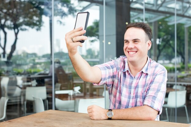 Mann, der Selfie auf Smartphone Café im im Freien nimmt