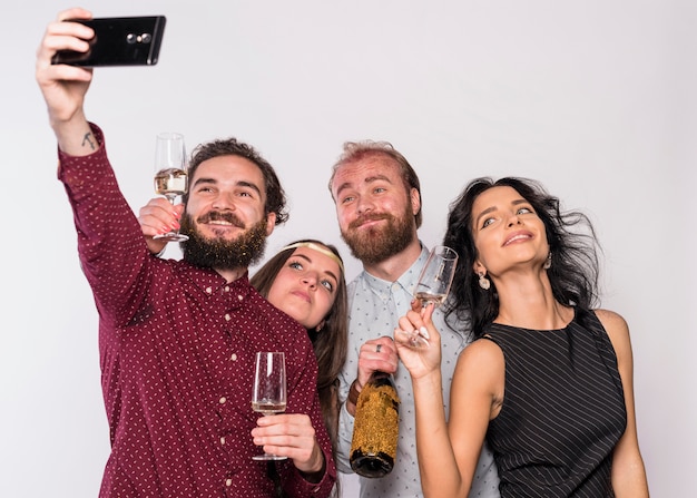 Mann, der selfie mit Freunden auf Party nimmt