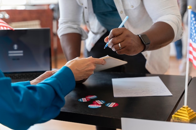 Kostenloses Foto mann, der sich in den vereinigten staaten zur abstimmung registriert