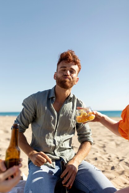 Mann, der Spaß mit Freunden am Meer hat