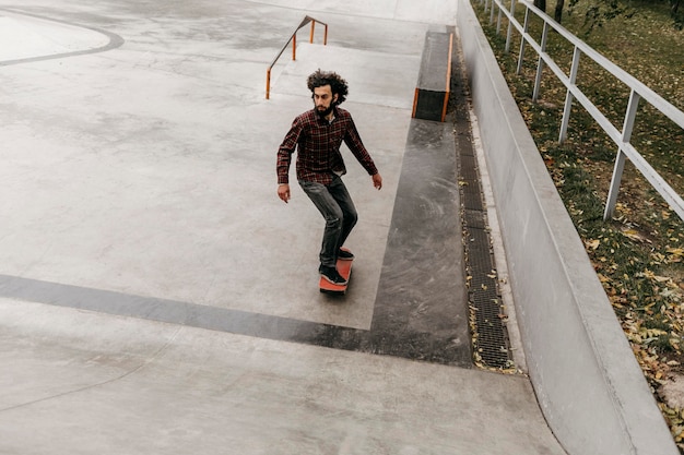 Mann, der Spaß mit Skateboard draußen hat