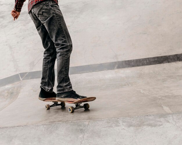 Mann, der Spaß mit Skateboard im Freien im Stadtpark hat