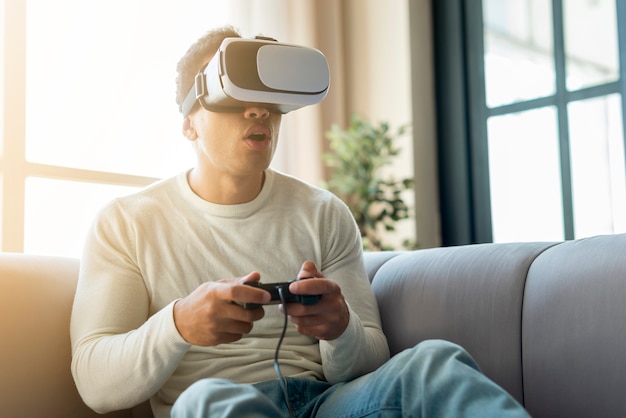 Mann, der Spiele der virtuellen Realität spielt