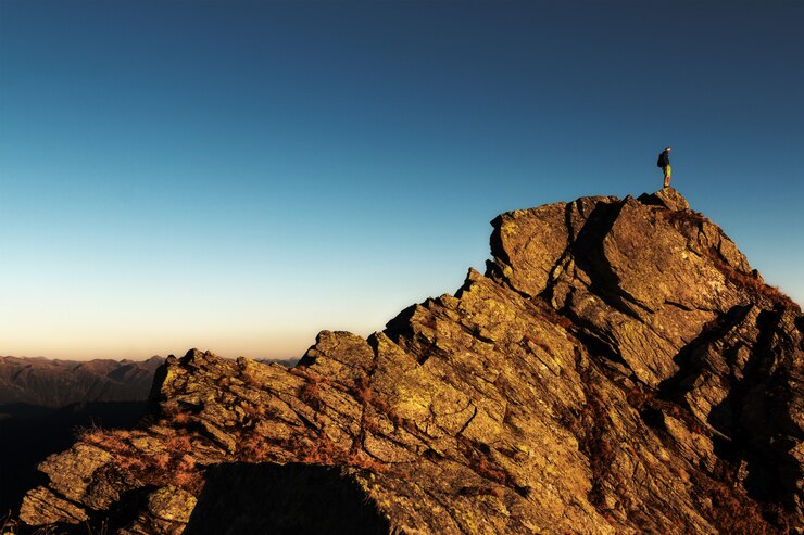 Mann, der tagsüber oben auf Felsen steht