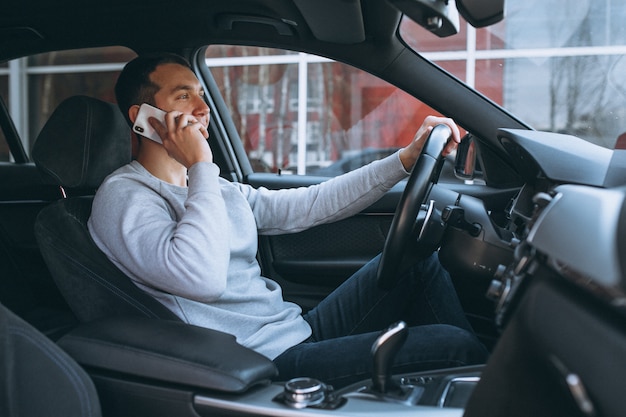 Mann, der Telefon beim Fahren verwendet