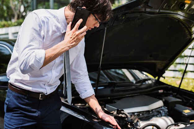 Mann, der um Hilfe bittet, um sein Auto zu reparieren