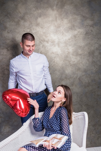 Kostenloses Foto mann, der unzufriedener frau herzballon gibt