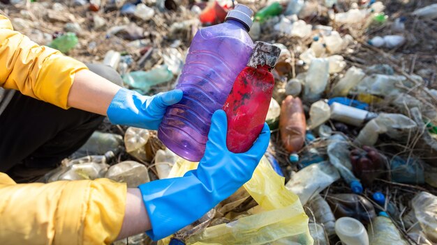 Mann, der verstreute Plastikflaschen vom Boden sammelt