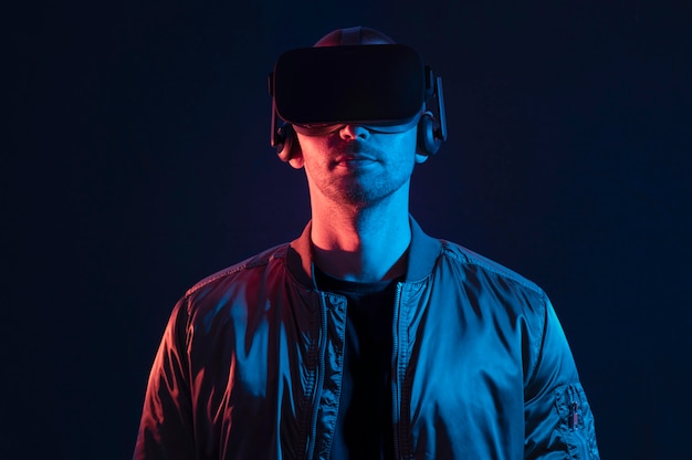 Mann, der virtuelle Realität erlebt