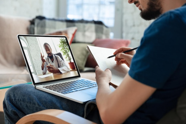 Kostenloses Foto mann, der von zu hause aus arbeitet, remote-office-konzept