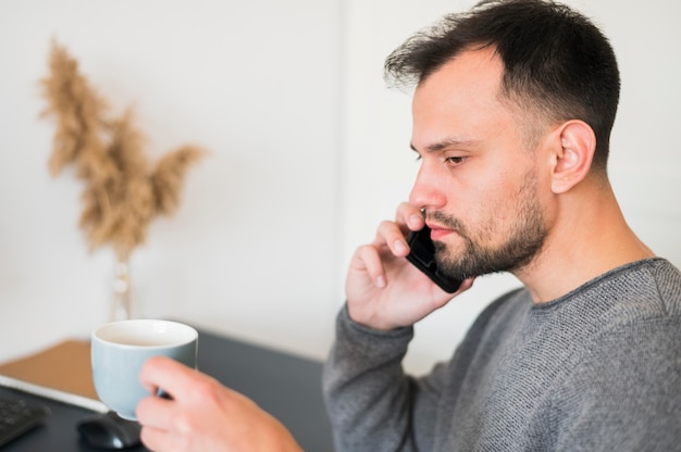 Mann, der von zu Hause aus arbeitet