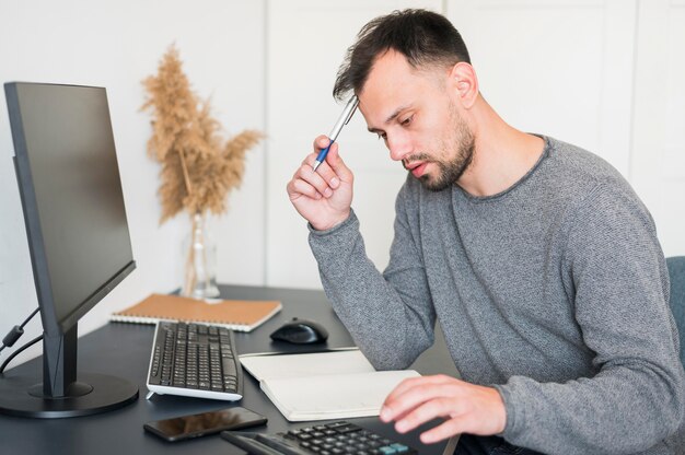 Mann, der von zu Hause aus arbeitet