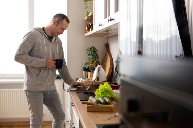 Mann, der von zu Hause aus arbeitet