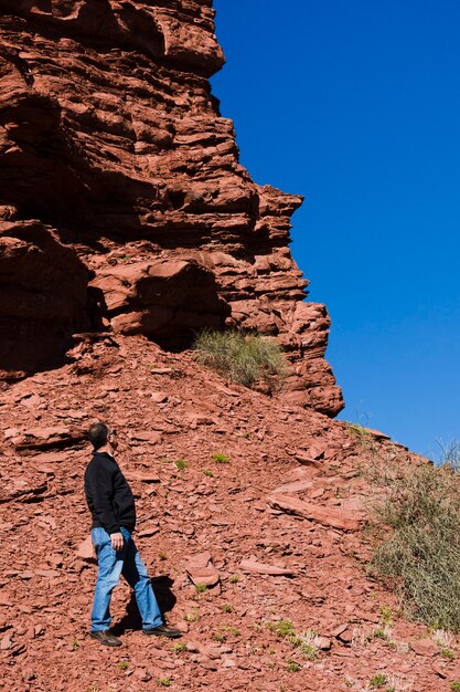 Mann, der weg Berglandschaft betrachtet