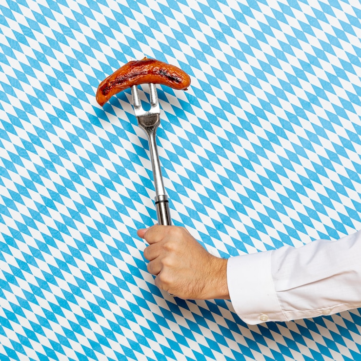 Kostenlose Foto mann, der wurst mit kopiertem hintergrund hält
