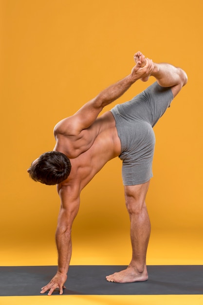 Mann, der Yogaübungen tut