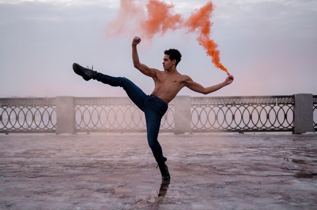 Mann des hohen Winkels, der das Ballett im Freien durchführt