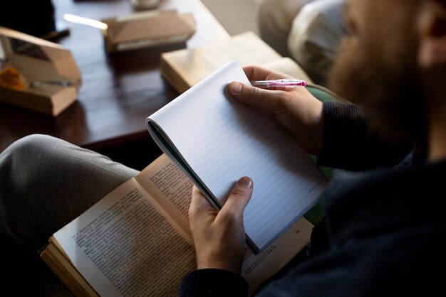 Mann des hohen winkels, der notizbuch hält