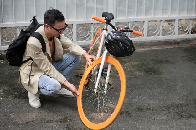 Mann des hohen winkels mit fahrrad draußen