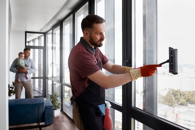 Mann-Diener, der Fenster wäscht