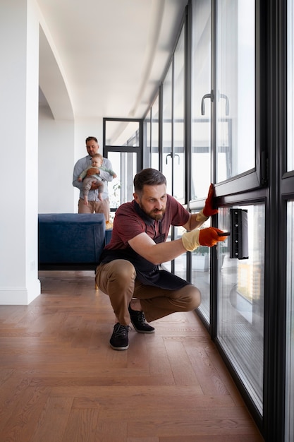 Mann-Diener, der Fenster wäscht