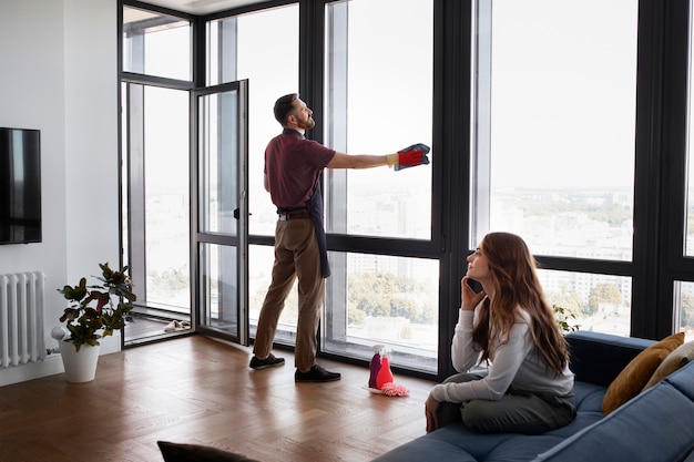 Mann-Diener, der Fenster wäscht