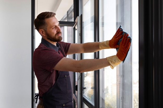 Mann-Diener, der Fenster wäscht