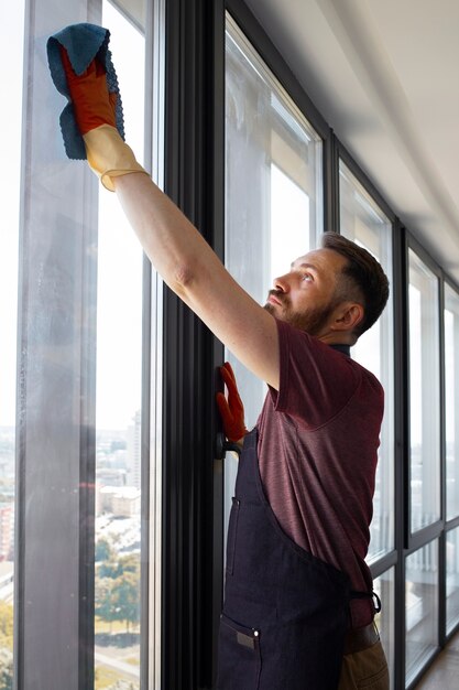 Mann-Diener, der Fenster wäscht