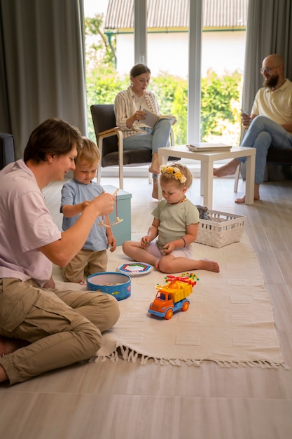 Kostenloses Foto mann, diener, der kinder babysittet