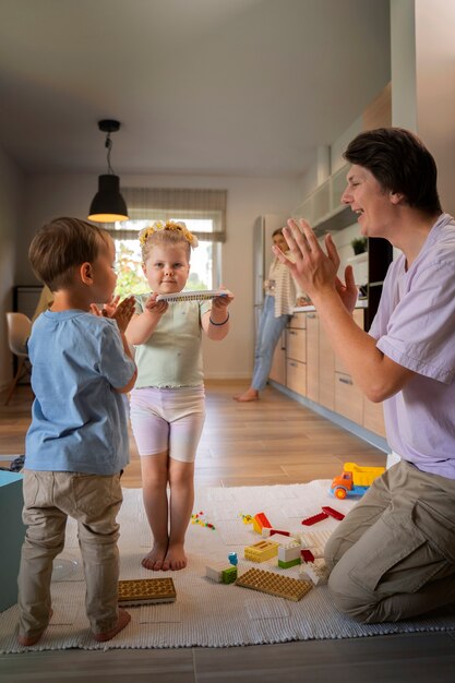 Mann, Diener, der Kinder babysittet