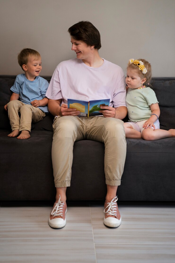 Kostenlose Foto mann, diener, der kinder babysittet